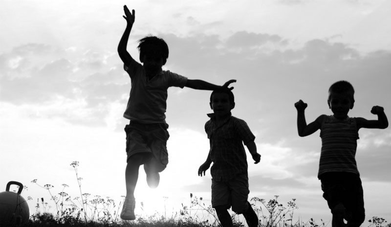 kids-playing-outside