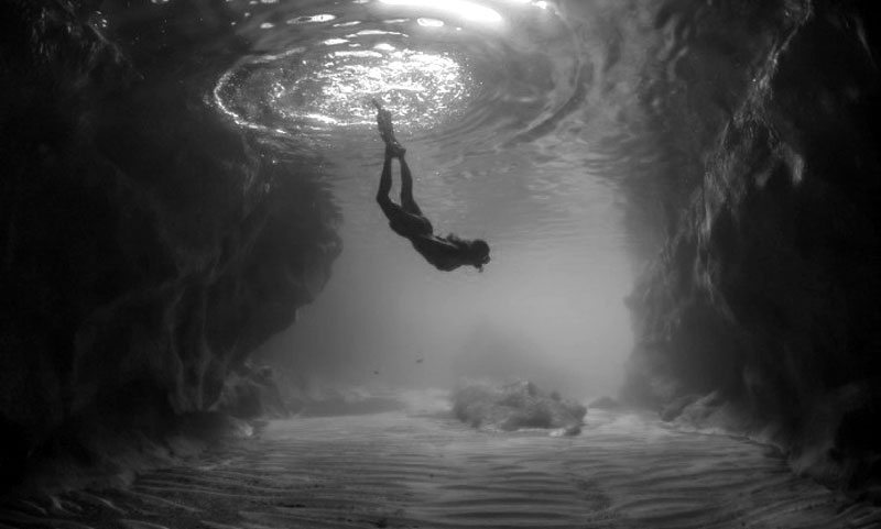 underwater-ocean-bottom-roc